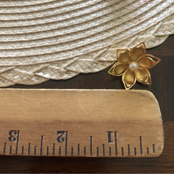 Vintage Flower Design Faux Pearl ClipOn Earrings - Picture 4 of 4